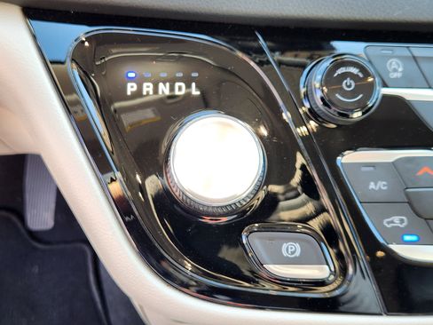 Used 2023 Chrysler Pacifica Touring-L image 12