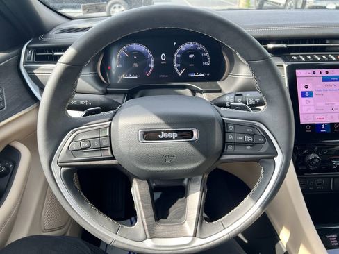 Certified 2025 Jeep Grand Cherokee Limited AWD/4WD image 10