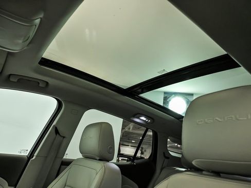 Used 2019 GMC Terrain Denali w/ Advanced Safety Package image 15