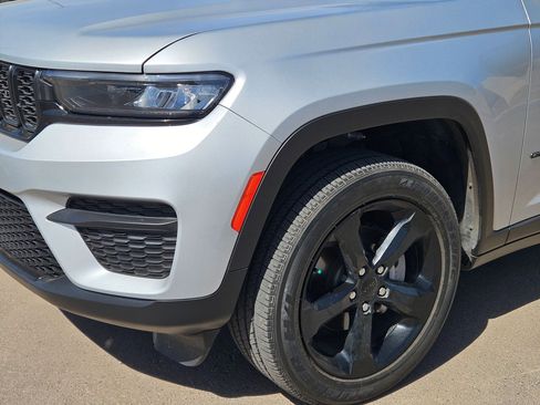 Used 2023 Jeep Grand Cherokee Altitude AWD/4WD image 11
