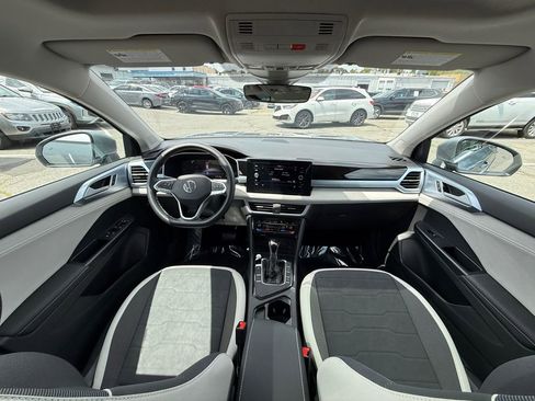 Used 2025 Volkswagen Taos SE w/ Panoramic Sunroof Package FWD image 20