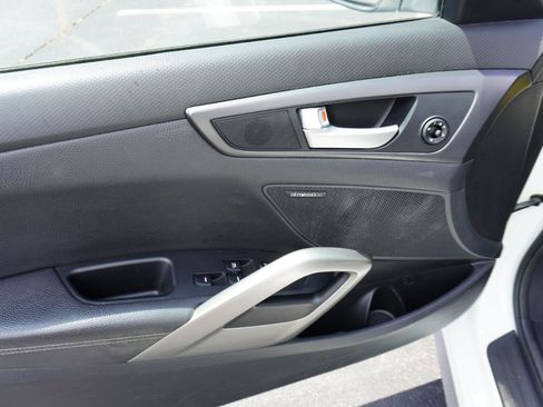 Used 2016 Hyundai Veloster Turbo FWD image 32