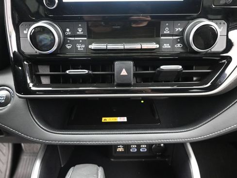 Used 2023 Toyota Highlander XLE AWD/4WD image 22