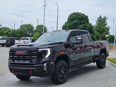 Used 2024 GMC Sierra 2500 AT4 w/ AT4 Premium Plus Package AWD/4WD image 3