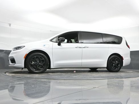 Used 2024 Chrysler Pacifica Limited FWD image 52