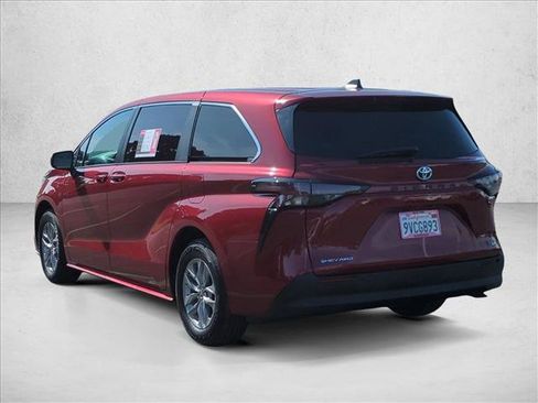 Used 2025 Toyota Sienna LE image 8