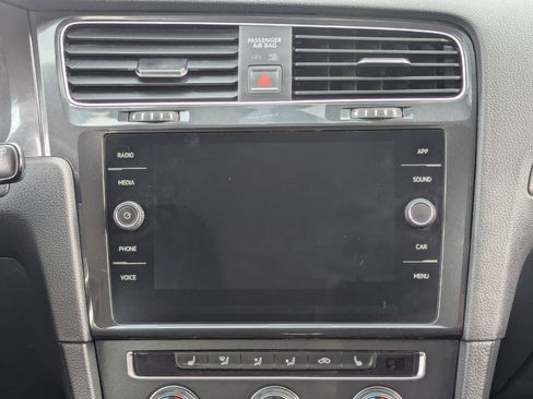 Used 2017 Volkswagen e-Golf SE image 20