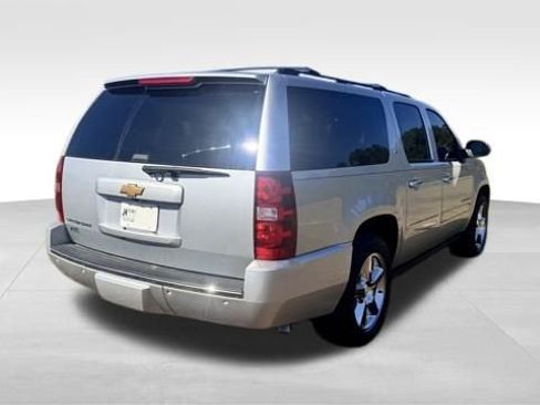Used 2013 Chevrolet Suburban LTZ image 9