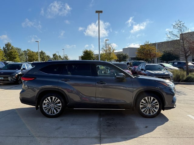 Used 2023 Toyota Highlander Platinum FWD image 5