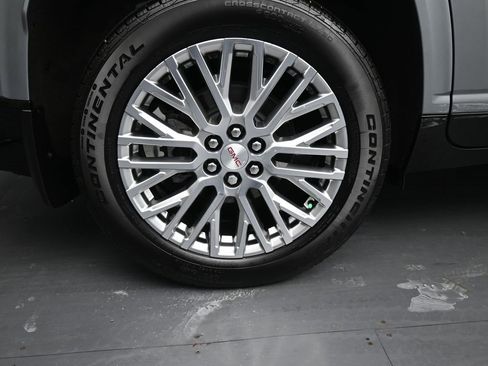 Used 2024 GMC Acadia Denali w/ LPO, Roadside Safety Package image 10