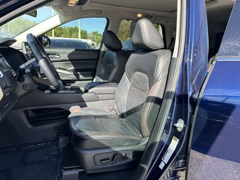 Used 2023 Nissan Pathfinder Platinum image 11