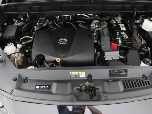 Used 2021 Toyota Highlander LE FWD image 40