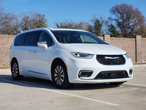 Used 2022 Chrysler Pacifica Limited image 4