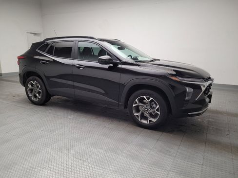 Used 2025 Chevrolet Trax LT w/ LT Convenience Package image 11