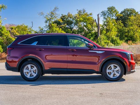 Used 2025 Kia Sorento LX image 8