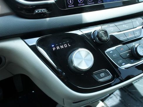Used 2018 Chrysler Pacifica Touring-L Plus w/ Tire & Wheel Group FWD image 19