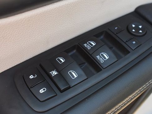 Used 2023 Chrysler Pacifica Touring-L FWD image 12