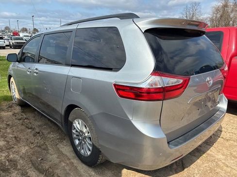 Used 2017 Toyota Sienna XLE w/ XLE Navigation Package image 4