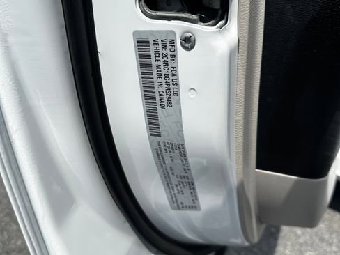 Used 2023 Chrysler Pacifica Touring-L FWD image 27