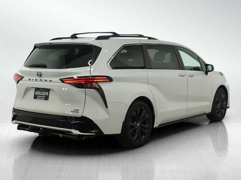 Used 2022 Toyota Sienna XSE image 6