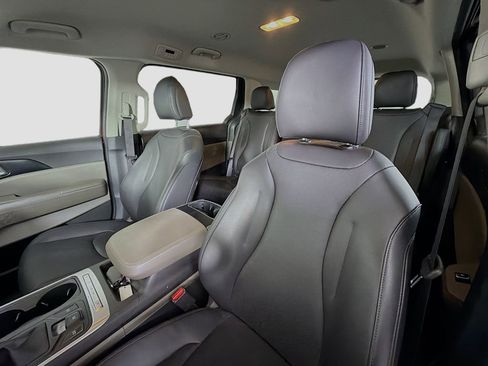 Used 2025 Kia Carnival LXS image 12