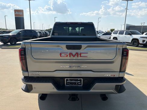 Used 2024 GMC Sierra 2500 AT4 w/ AT4 Preferred Package AWD/4WD image 4