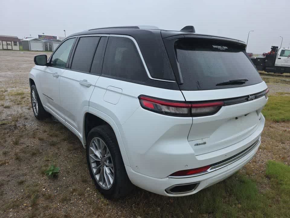 Used 2023 Jeep Grand Cherokee Summit AWD/4WD image 5