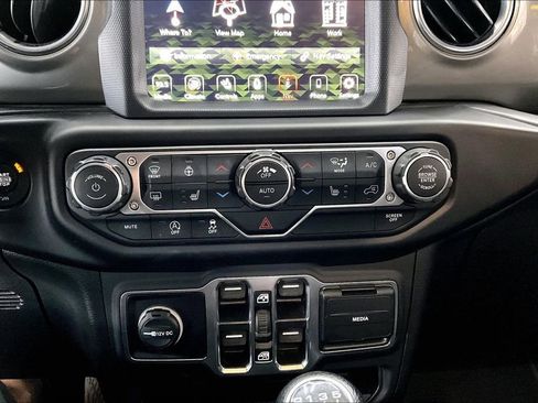 Used 2020 Jeep Wrangler Unlimited Sahara w/ Dual Top Group AWD/4WD image 15