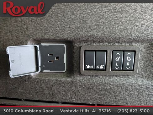 Used 2023 GMC Yukon XL SLT w/ SLT Premium Package image 15