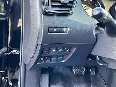 Used 2018 Nissan Rogue SL w/ Premium Package image 32