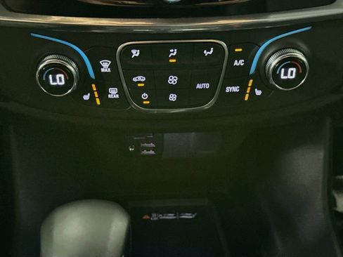Used 2023 Chevrolet Traverse RS FWD image 16