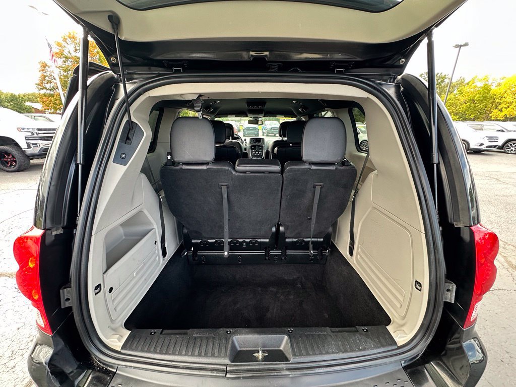 Used 2019 Dodge Grand Caravan SXT w/ Mopar Premium Addition Group FWD image 11