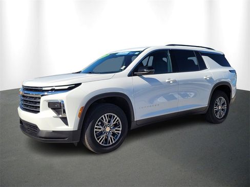 Certified 2025 Chevrolet Traverse LT image 2