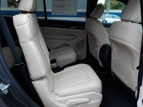 New 2025 Jeep Grand Cherokee L Limited image 24