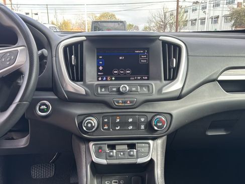 Used 2024 GMC Terrain SLE image 11