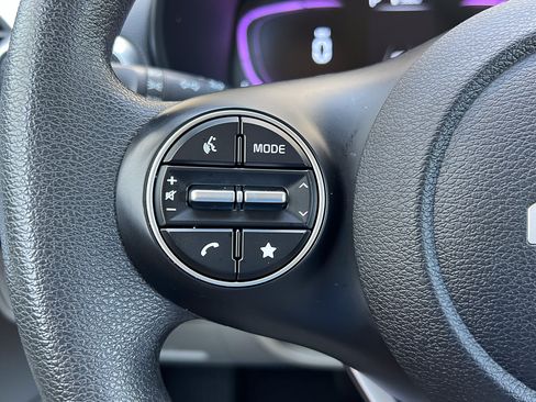 Used 2025 Kia Soul LX w/ LX Technology Package FWD image 17