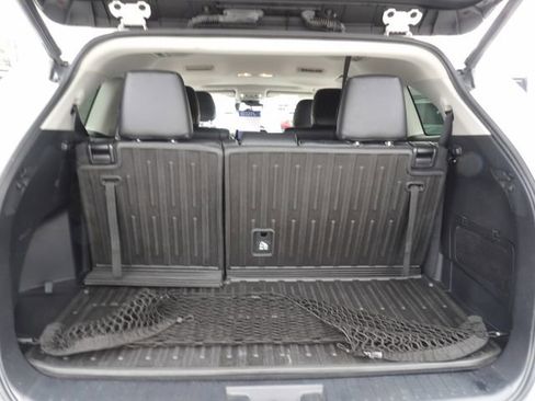 Used 2021 Toyota Highlander XLE AWD/4WD image 30