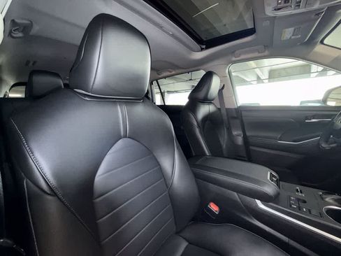 Used 2023 Toyota Highlander XLE FWD image 27