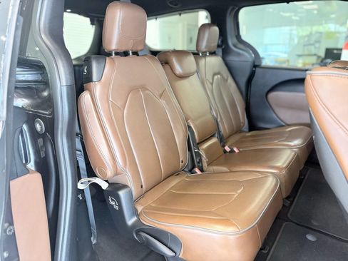 Used 2020 Chrysler Pacifica Limited w/ Tire & Wheel Group FWD image 29