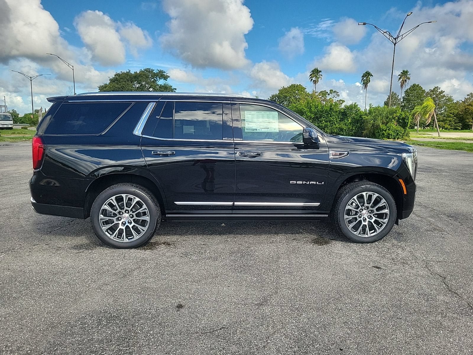 New 2026 GMC Yukon Denali w/ Denali Reserve Package AWD/4WD image 4