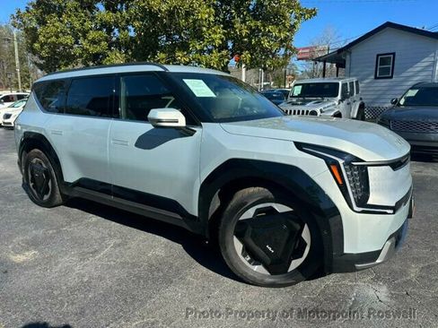 Used 2024 Kia EV9 Land w/ Towing Package image 2