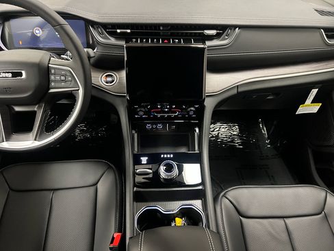 New 2025 Jeep Grand Cherokee L Limited w/ Luxury Tech Group II image 24