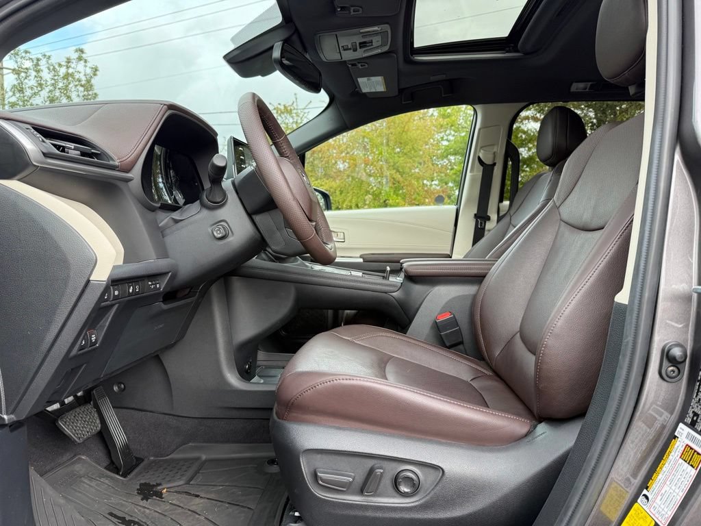 Used 2024 Toyota Sienna Platinum AWD/4WD image 12