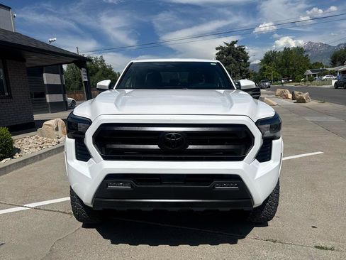 Used 2025 Toyota Tacoma SR5 AWD/4WD image 2