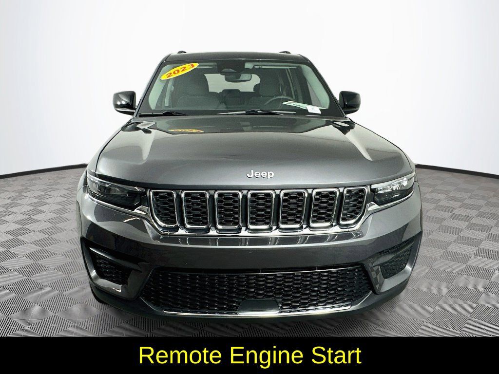 Used 2023 Jeep Grand Cherokee Laredo w/ Luxury Tech Group I AWD/4WD image 4