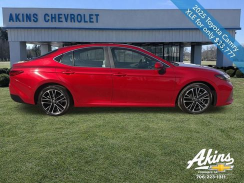Used 2025 Toyota Camry XLE FWD image 5