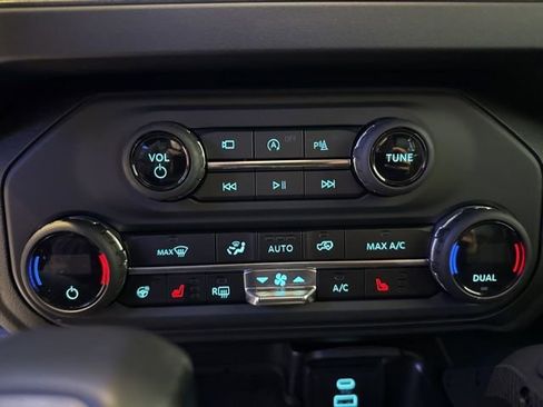 New 2025 Ford Bronco Badlands image 16