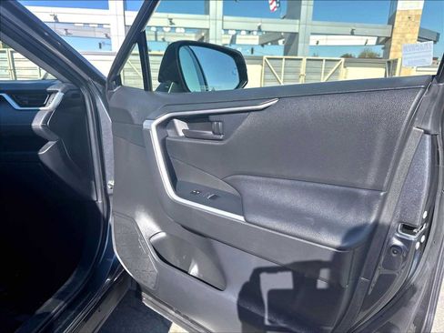 Used 2021 Toyota RAV4 LE AWD/4WD image 25