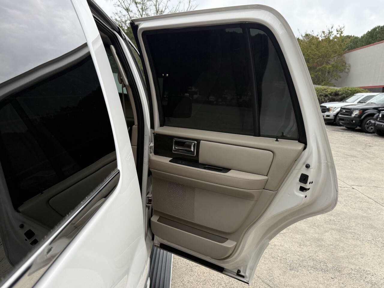 Used 2015 Lincoln Navigator 2WD image 35