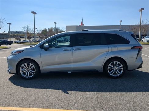 Certified 2023 Toyota Sienna Platinum image 7